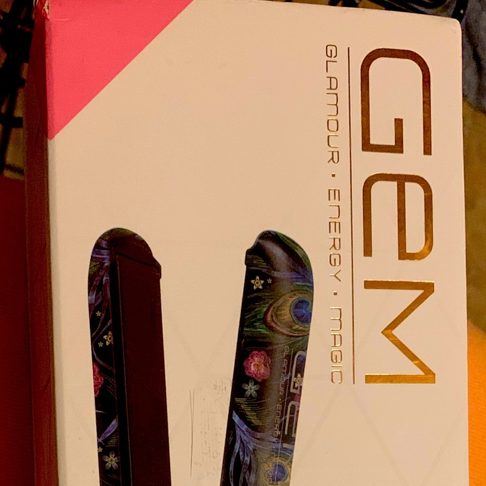 Brand new in the box GEM 1 inch digital styling iron never been used